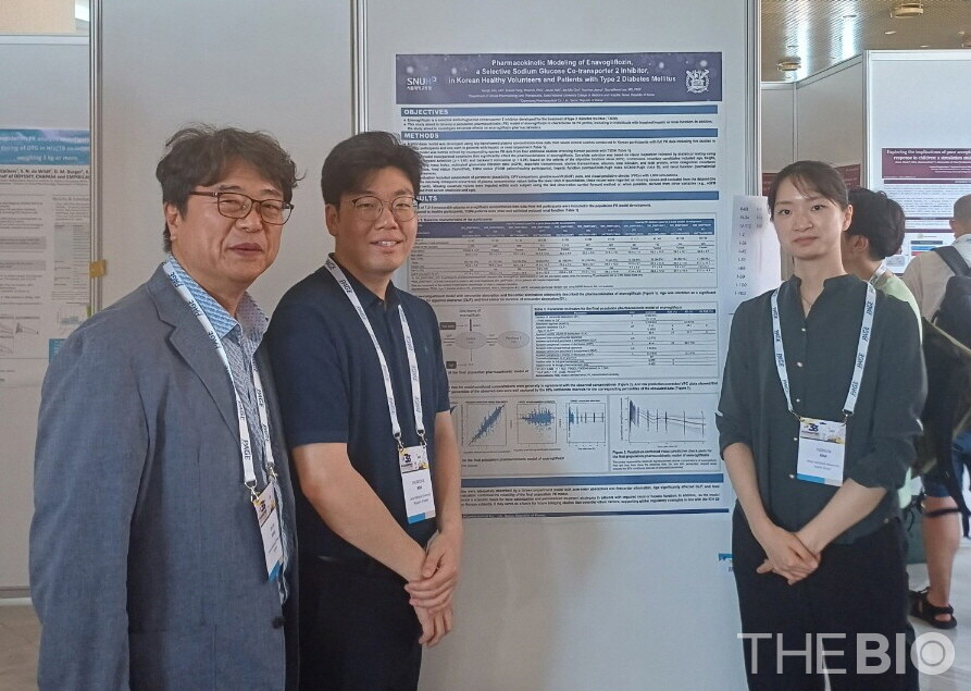 2025 PAGE 학회에서 엔블로 약동학 모델링 연구 결과를 발표한 서울대병원 임상약리학과 연구팀. (사진 왼쪽부터) 장인진 서울대 임상약리학과 교수, 김현철·김윤진 연구원 (출처 : 대웅라이브 바카라)
