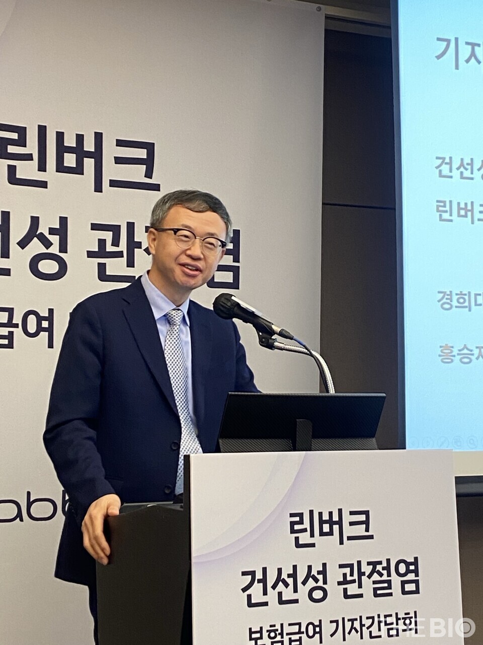 홍승재 경희대병원 류마티스내과 교수는 25일 JW메리어트호텔 서울에서 열린 린버크 기자간담회에서 “린버크는 건선성 관절염에 보험 급여가 적용되는 유일한 경구용 JAK 억제제로, 기존의 전통적인 항류마티스제를 복용하던 환자들이 큰 부담 없이 후속 바카라 꽁 머니으로 수용할 수 있을 것”이라고 밝혔다. (사진 : 유수인 기자)
