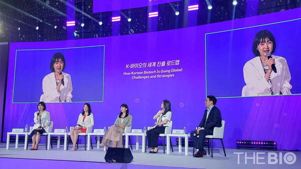 지난 27일 오후 서울 삼성동 코엑스에서 열린 스타트업 전시회 ‘넥스트라이즈(NextRise) 2025’에서는 ‘K-바카라 전략의 세계 진출 로드맵’을 주제로 패널 토론이 잔행됐다. (사진 왼쪽부터) 강지수 BNH인베스트먼트 전무, 조아련 존슨앤드존슨 JLABS KOREA 벤처부문 이사, 정회량 로슈 사업개발 이사, 심수민 파트너스인베스트먼트 상무, 조현무 프리미어파트너스 상무 (사진 : 지용준 기자)