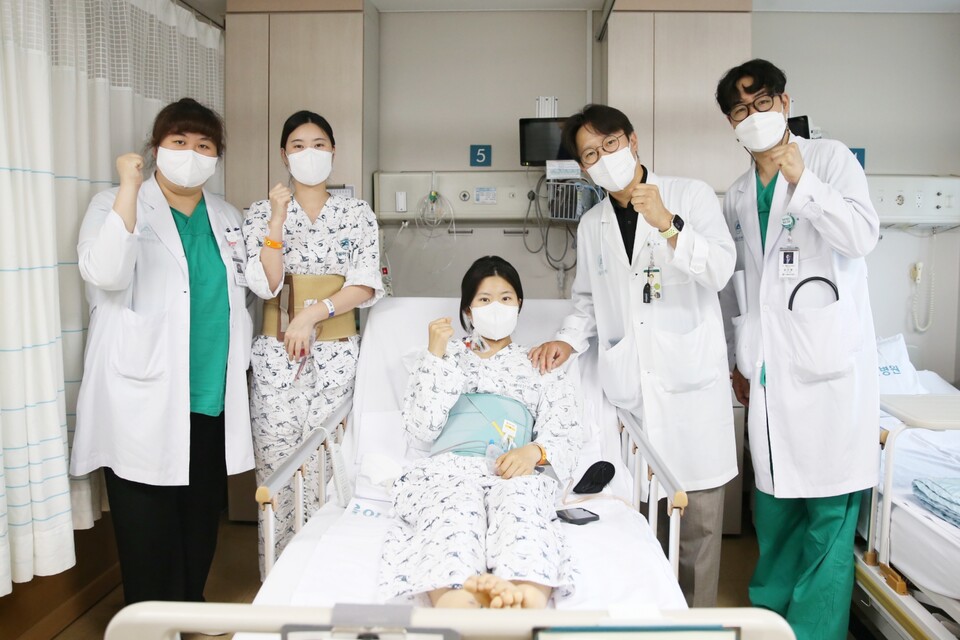 다낭성 신증후군으로 만성 신부전을 앓던 이가영씨(사진 가운데)가 로봇 바카라 사이트 추천디시 후 순조롭게 회복하며 지난 20일 의료진과 기념 사진을 찍고 있다. (출처 : 서울아산병원)