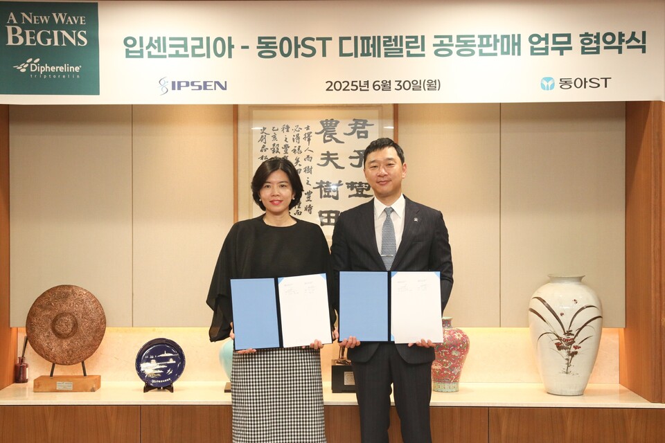 (사진 오른쪽부터) 정재훈 동아에스티 사장과 양미선 인터넷 바카라 대표가 협약을 체결한 뒤 기념 촬영을 하고 있다. (출처 : 동아에스티)