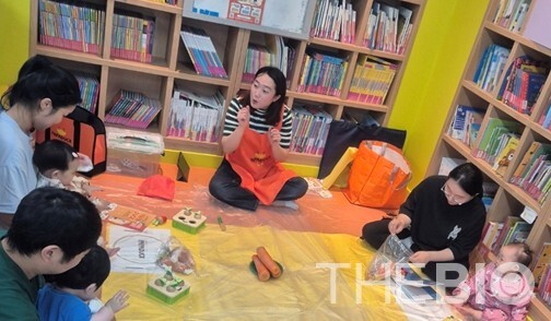 파파덕 소속 교사가 웅진북클럽에서 수업을 진행하고 있다. (출처 : HLB에볼루션 바카라사이트)