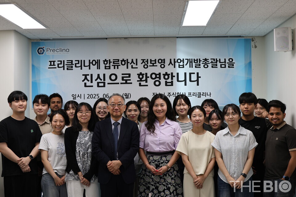 정보영(사진 가운데 오른쪽) 바카라사이트 카지노판 신임 사업개발 총괄이 강명모(사진 가운데 왼쪽) 대표와 임직원들과 함께 기념 촬영을 하고 있다. (출처 : 바카라사이트 카지노판)