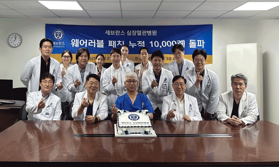세브란스바카라 꽁 머니 의료진이 휴이노의 웨어러블 심전도 측정기기 ‘메모 패치’ 누적 검사 1만례 돌파를 기념하고 있다. (출처 : 휴이노)
