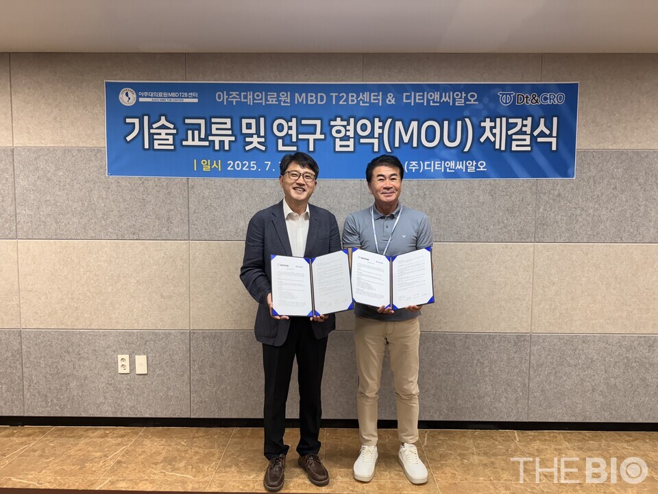 (사진 왼쪽부터) 이상래 아주대 MBD T2B센터장과 박채규 강원 랜드 바카라 대표가 MOU를 체결한 뒤 기념 촬영을 하고 있다. (출처 : 강원 랜드 바카라)