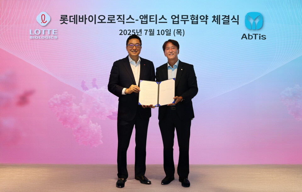 박제임스 바카라 룰 대표(왼쪽)와 한태동 앱티스 대표가 업무협약 체결식에서 기념사진을 촬영하고 있다. (출처 : 바카라 룰)
