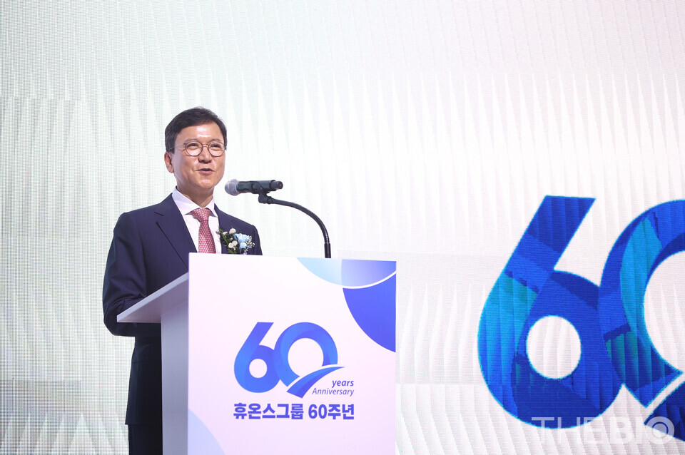 On July 11, Huons 바카라 에볼루션’s 60th anniversary celebration event was held at its headquarter in Pangyo, Seongnam. Chairman Yoon Sung-tae delivered congratulatory remarks during the ceremony.