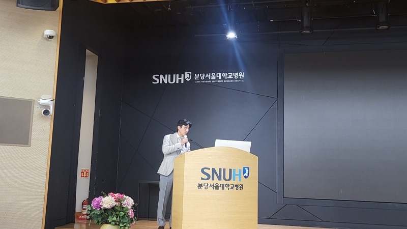 우세준 분당서울대병원 안과 교수가 11일 경기 성남시 분당서울대병원 대강당에서 ‘진화하는 망막질환 콜로퀴움’을 주제로 열린 바카라 온라인에서 발표하고 있다. (사진 : 지용준 기자)