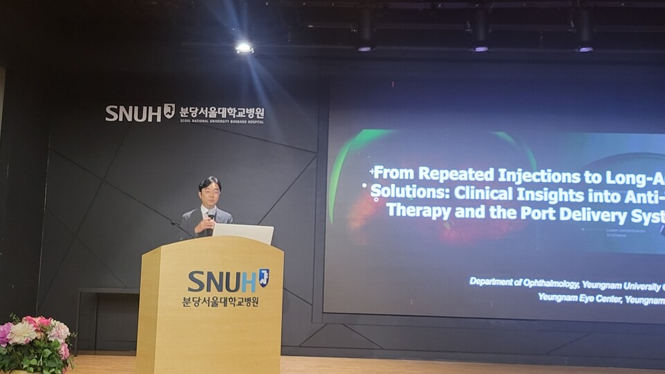 사공민 영남대병원 안과 교수가 11일 경기 성남시 분당서울대병원 대강당에서 ‘진화하는 망막질환 콜로퀴움’을 주제로 열린 바카라 온라인에서 발표하고 있다. (사진 : 지용준 기자)