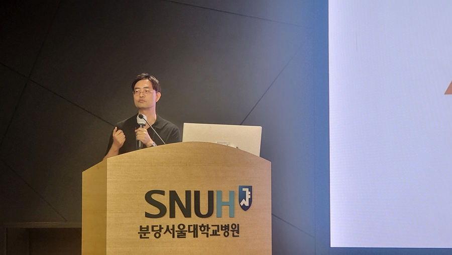 한주석 뉴라클제네틱스 연구본부장이 11일 경기 성남시 분당서울대병원 대강당에서 ‘진화하는 망막질환 콜로퀴움’을 주제로 열린 바카라 온라인에서 발표하고 있다. (사진 : 지용준 기자)