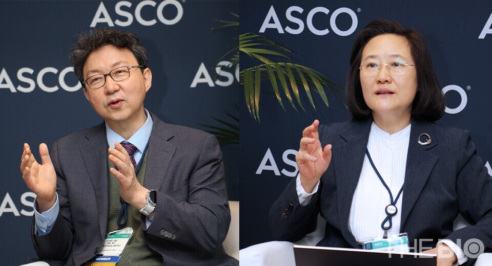 김성배 서울아산병원 교수·임석아 서울대병원 교수가 ASCO 2025에서 더바카라 꽁 머니와 인터뷰를 하고 있다.(더바카라 꽁 머니 자료)