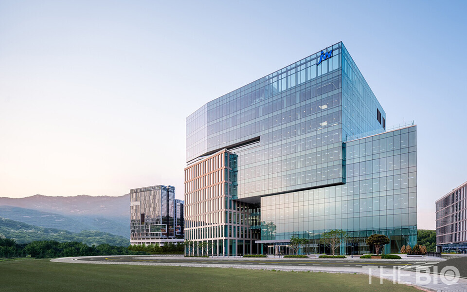 Panoramic view of 바카라사이트 제작 Group headquarters offices (Source: 바카라사이트 제작 Pharmaceutical)