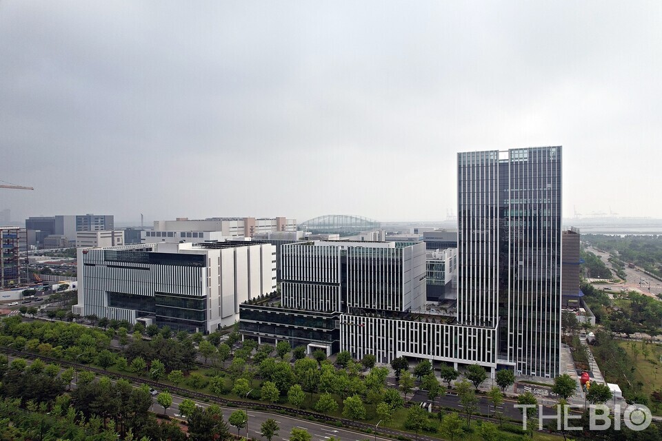 바카라사이트 통장 바카라사이트 통장 Songdo Triple Tower building. (From the left) Manufacturing building (EAST), Research building (MID), Office building (WEST) (Source: 바카라사이트 통장 바카라사이트 통장)