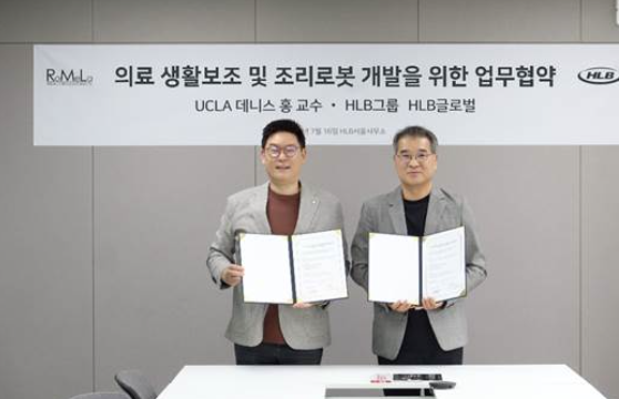 (사진 오른쪽부터) 김광재 HLB글로벌 대표와 세계적 스피드 바카라사이트공학자인 데니스 홍 UCLA 교수가 ‘인공지능 기반 의료·생활보조 스피드 바카라사이트 개발을 위한 업무협약’을 체결한 후 기념 촬영을 하고 있다. (출처 : HLB글로벌)