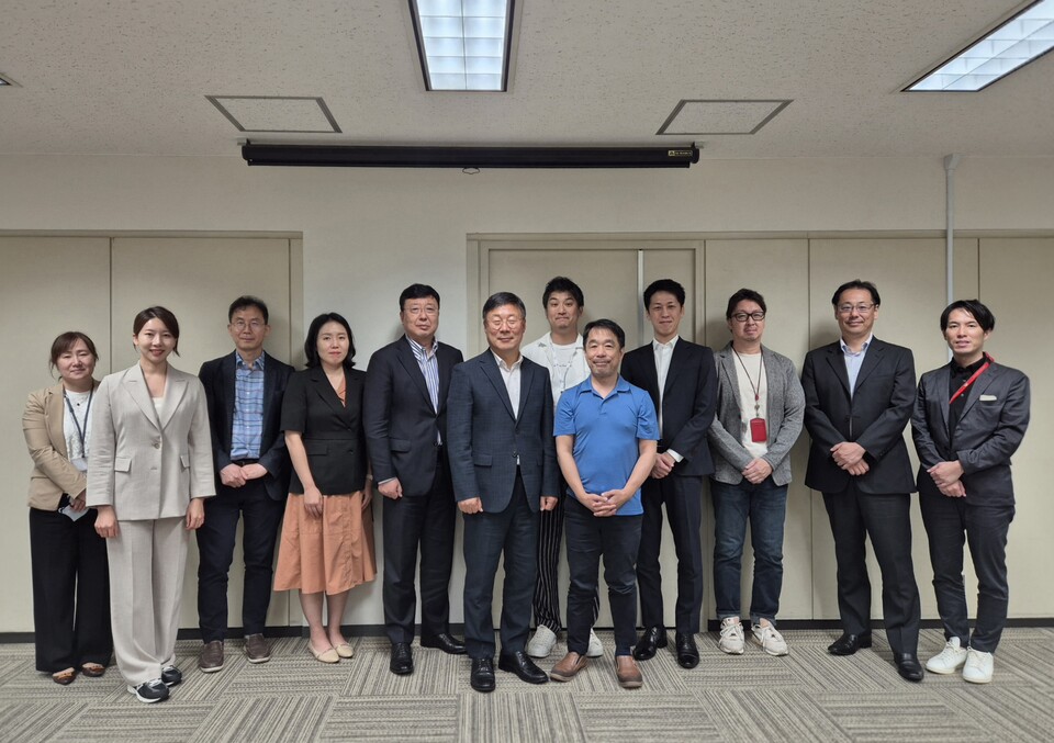 지난 16일 일본 도쿄에서 열린 에볼루션 바카라-일본제약협회 간담회 기념 촬영 모습. 간담회에서는 양국 제약바이오산업 현황 공유와 상호 협력 증대 방안 등이 논의됐다. (사진 앞줄 왼쪽부터) 이재국 에볼루션 바카라 부회장과 카가와 오사무 일본제약협회 아시아위원회 위원장 (출처 : 에볼루션 바카라)