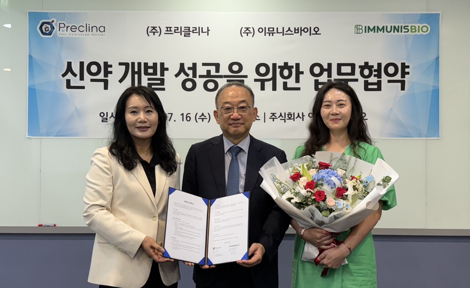 (사진 왼쪽부터) 강정화 이뮤니스바카라사이트 카지노버프 대표와 강영모 바카라사이트 카지노버프 대표, 정보영 바카라사이트 카지노버프 사업총괄이 16일 MOU 체결 후 기념 촬영을 하고 있다. (출처 : 바카라사이트 카지노버프)