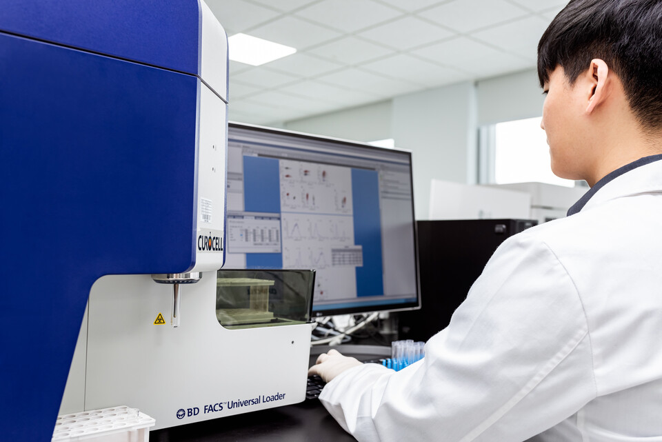 A picture of researchers at 바카라 온라인 conducting research and development of CAR-T treatment (Source: 바카라 온라인)