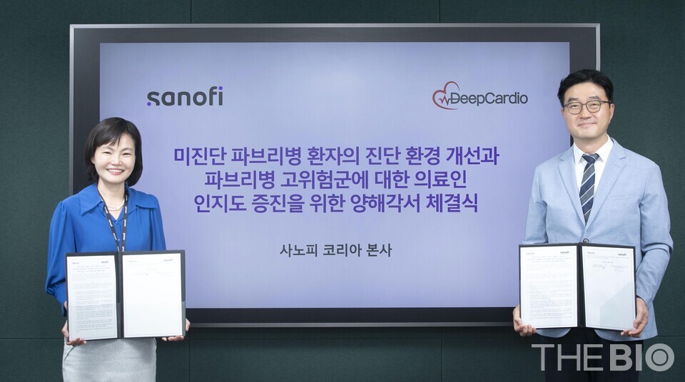 (사진 왼쪽부터) 배경은 사노피한국법인 대표와 최원익 딥카디오 대표가 ‘파브리병 인터넷 바카라 환경 개선’을 위한 MOU 체결을 마치고 기념 촬영을 하고 있다. (출처 : 사노피한국법인)