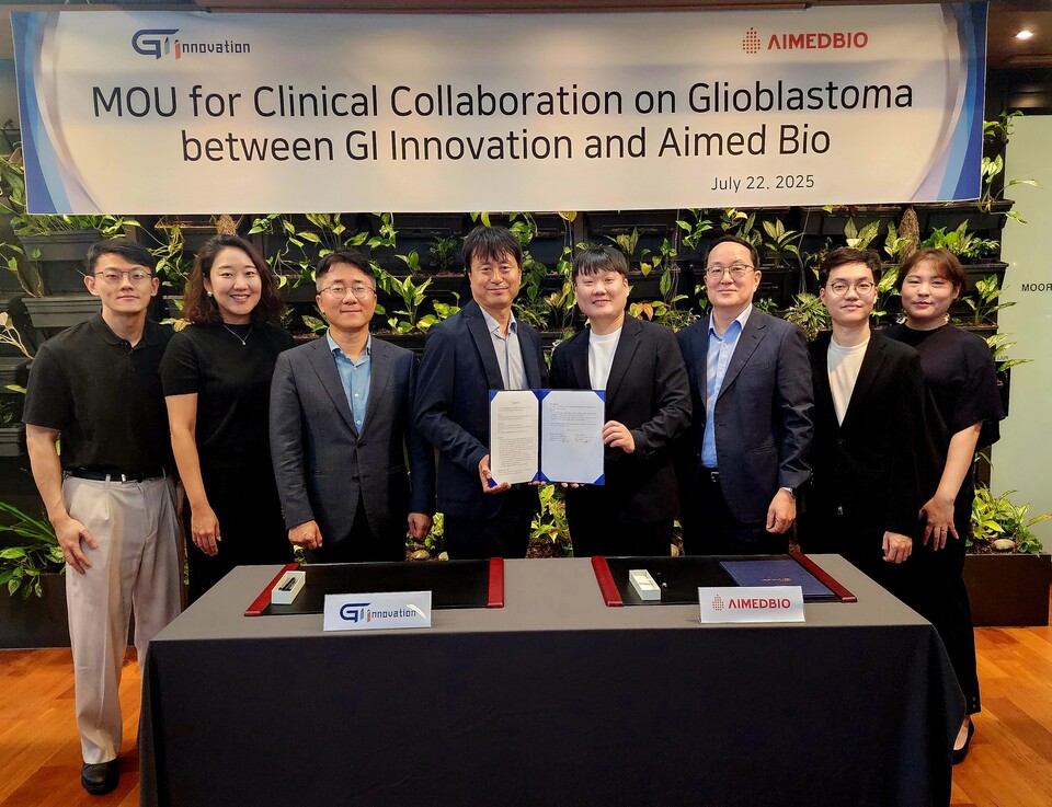 (From the second left) GI Innovation’s SVP Yun Na-ri, CEO Hong Jun-ho, CEO Jang Myoung-ho, and Aimed Bio’s CEO Her Nam-gu and Chairman Nam Do-hyun (CTO), during the MOU signing ceremony for a 먹튀없는 바카라사이트 research collaboration on glioblastoma multiforme (GBM) treatment. (Source: GI Innovation)