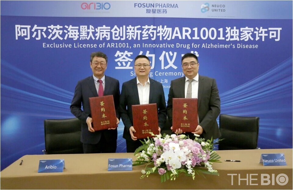 (From the left) AriBio CEO Choung Jai-jun, 바카라 카지노 바카라 카지노 Chairman and CEO Chen Yuqing, and Neuco United Co-Chairman and CEO Chen Le (Source: AriBio)