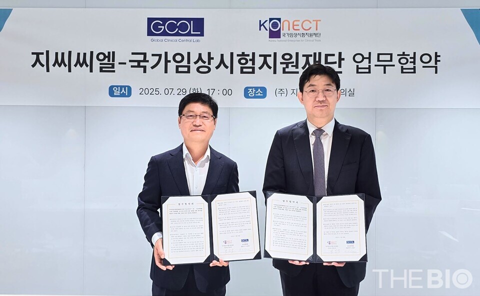 (사진 왼쪽부터) 박인석 피망 바카라 이사장, 조관구 피망 바카라 대표 (출처 : 피망 바카라)
