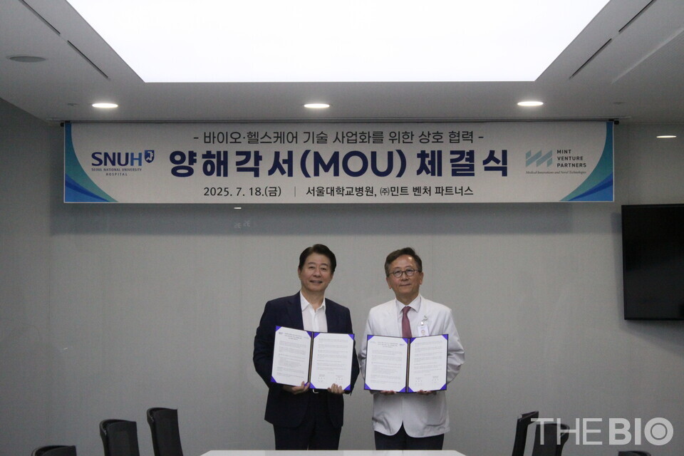 (사진 왼쪽부터) 송재훈 민트벤처파트너스 회장과 김용진 서울대병원 연구부원장 (출처 : 민트벤처파트너스)