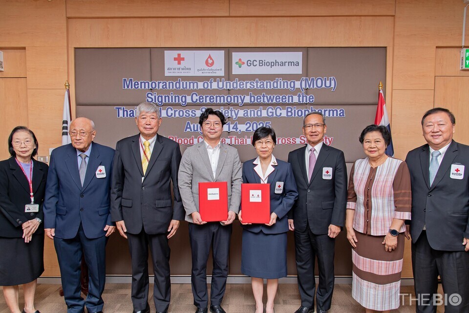 박형준 바카라녹십자 오창공장 본부장(왼쪽에서 4번째)와 두차이 차이와니치시리(Dootchai Chaiwanichsiri) 태국 적십자사 혈액원장(오른쪽에서 4번째)(출처 : 바카라녹십자).