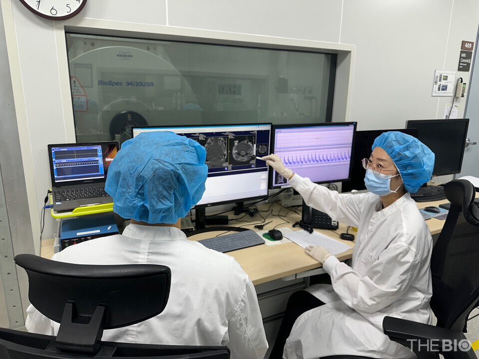 치매 진단 조영제의 MRI 영상 평가를 실시하고 있는 바카라 규칙 연구원 (출처 : 바카라 규칙)