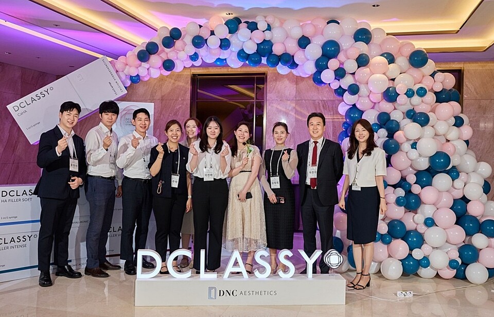 프리미엄 에스테틱 브랜드 ‘메이저 바카라사이트 캡틴’ 론칭 심포지엄 현장에서 DNC에스테틱스 임직원들이 포즈를 취하고 있다. (출처 : DNC에스테틱스)