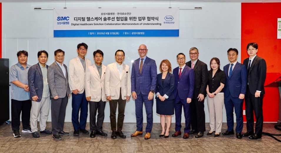 (왼쪽 네번째부터 순서대로) 삼성서울병원 차원철 데이터혁신센터장, 박형두 임상유전체검사센터장, 이풍렬 꽁 머니 바카라혁신추진단장, 로슈진단 랜스 리틀 아시아태평양지역 대표, 아그네스 호 아시아태평양지역 성숙시장  대표, 한국로슈진단 킷 탕 대표이사 등 양 기관 관계자들이 업무 협약 후 기념사진을 찍었다. (출처 : 한국로슈진단)