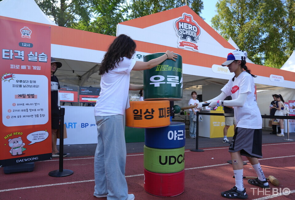 한 참가자가 게임용 망치로 온라인 바카라 사이트를 날려버리는 체험 이벤트에 참여하고 있다. (출처 : 대웅온라인 바카라 사이트)
