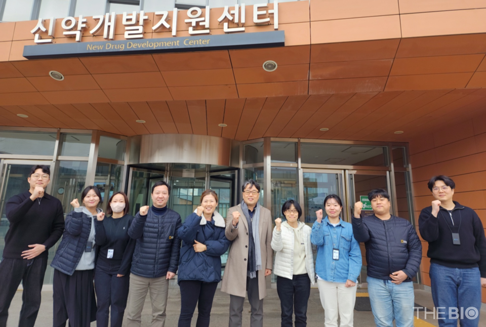 인터넷 바카라와 파이메드바이오가 공동으로 개발한 항암제 후보물질인 ‘PMB212’가 미국 식품의약국(FDA) 임상1상 시험계획(IND)을 승인받았다. 사진은 인터넷 바카라 신약개발지원센터 연구진 (출처 : 인터넷 바카라)