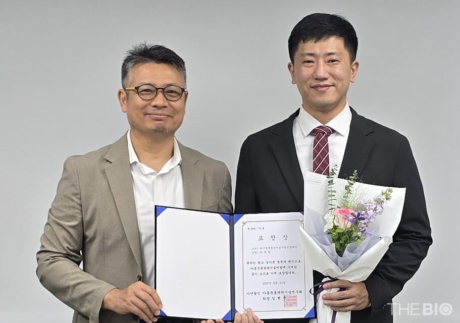 황동환 케이메디허브 연구원이 토토 바카라 표창을 수상했다. (왼쪽부터) 임현균 토토 바카라 회장, 황동환 케이메디허브 연구원(출처 : 케이메디허브)