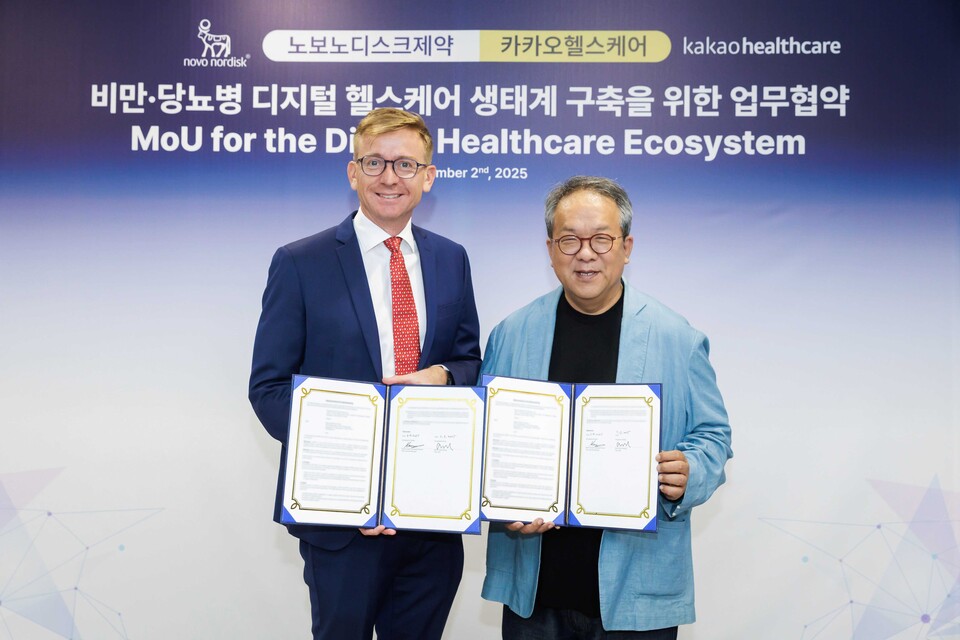 (사진 왼쪽부터) 캐스퍼 로세유 포울센 한국노보노디크제약 대표와 황희 카카오바카라사이트 카지노판 대표가 MOU를 체결한 뒤 기념 촬영을 하고 있다. (출처 : 카카오바카라사이트 카지노판)