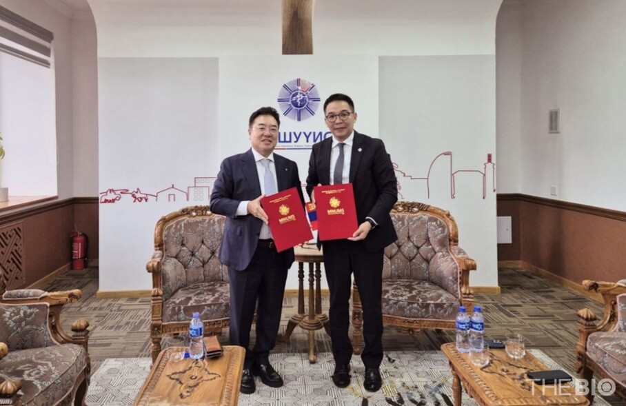 (From the left) DongKoo 바카라 토토 사이트amp;Pharma CEO Cho Yong-joon and 바카라 토토 사이트n National University of Medical Sciences President Boldbaatar Damdindorj pose for a commemorative photo after MOU signing. (Source: DongKoo 바카라 토토 사이트amp;Pharma)