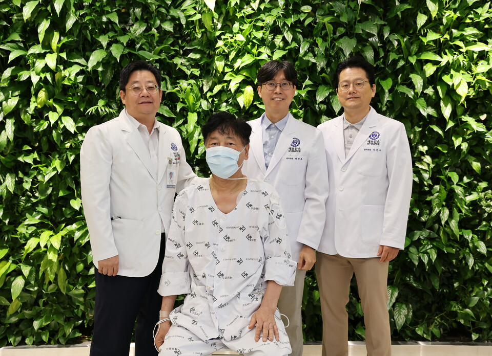 (사진 왼쪽부터) 호흡기내과 박무석(주치의) 교수, 흉부외과 양영호(집도의) 교수, 흉부외과 이진구(폐바카라 사이트 디시팀장) 교수가 환자와 함께 기념 사진을 찍고 있다. (출처 : 세브란스병원)