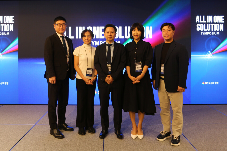 (사진 왼쪽부터) 한정엽 GC녹십자웰빙 IP본부장, 지영미 서울성모신경외과 원장, 이재환 효사랑가정의원 원장, 장정미 슬림미의원 원장, 오상수 GC녹십자웰빙 경영관리실장이 심포지엄에서 기념 촬영을 하고 있다. (출처 : GC녹십자웰빙)