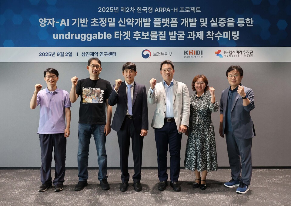 제2차 한국형 ARPA-H 프로젝트 착수식. 사진 왼쪽부터 김현우 GIST 교수, 김케빈 퀀텀인텔리전스 이사, 이수민 삼진에볼루션 바카라사이트 연구센터장 전무,  고영일 서울대병원 교수, 이진희 나무ICT 부소장, 이창복 K-헬스미래추진단 PM (출처 : 삼진에볼루션 바카라사이트)