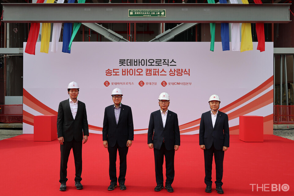 (사진 왼쪽부터) 신유열 에볼루션 바카라 사이트 글로벌전략실장 겸 롯데지주 미래성장실장, 박제임스 에볼루션 바카라 사이트 대표이사, 박현철 롯데건설 대표이사 부회장, 김진 롯데건설 CM사업본부 대표가 지난 9일 에볼루션 바카라 사이트 송도 에볼루션 바카라 사이트 캠퍼스 제1공장 상량식에서 기념 촬영을 하고 있다. (출처 : 에볼루션 바카라 사이트)