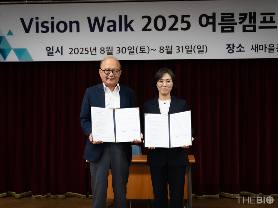(사진 왼쪽부터) 최정남 무료 바카라 게임 회장과 강경화 셀리아즈 대표가 MOU를 체결한 뒤 기념 촬영을 하고 있다. (출처 : 무료 바카라 게임