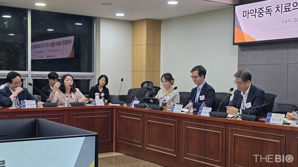 17일 오전 서울 여의도 국회의원회관 제8 간담회의실에서 ‘마약 중독 치료의 현황과 국가 주도 바카라 에볼루션 확보 필요성’을 주제로 열린 세미나에서 패널 토론이 진행되고 있다. (사진 : 지용준 기자)