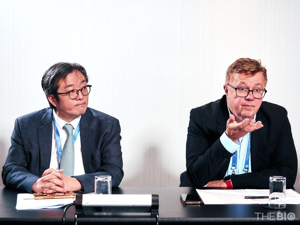 (From the right) Professor Pasi A. Jänne of Harvard Medical School and Professor Lee Se-hoon of the Department of Hematology and Oncology at Samsung Medical Center during an interview at the World Conference on Lung Cancer (WCLC 2025), recently held in Barcelona, ​​Spain.