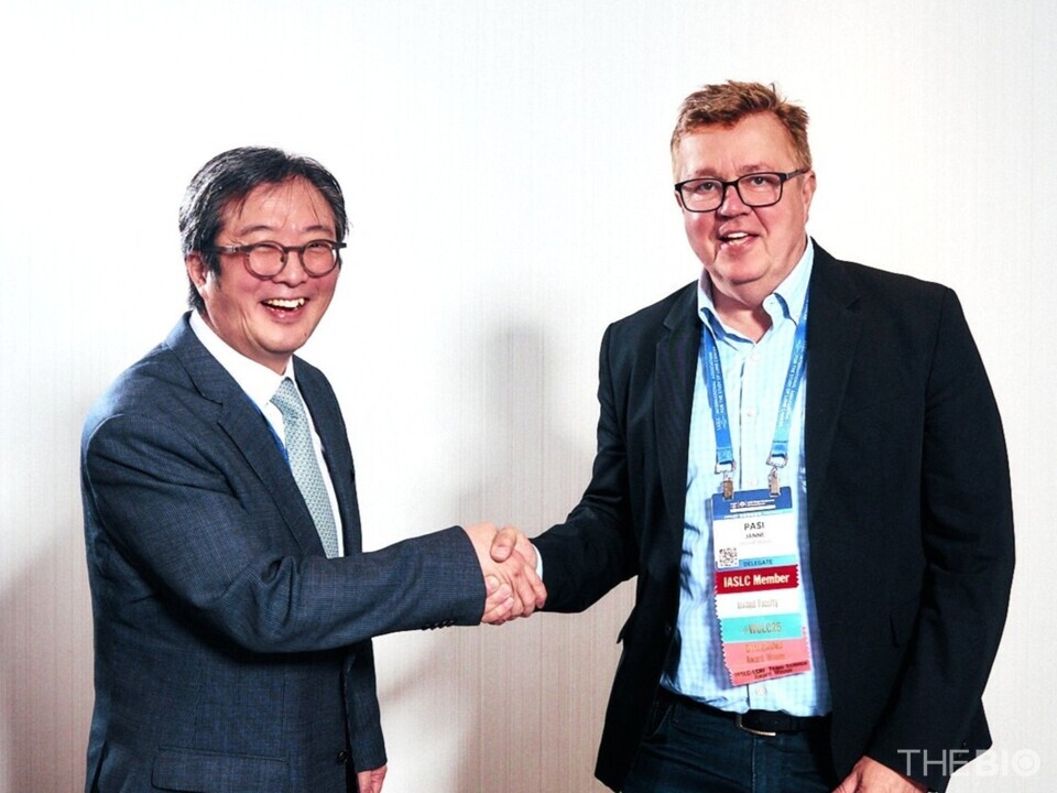 (From the right) Professor Pasi A. Jänne of Harvard Medical School and Professor Lee Se-hoon of the Department of Hematology and Oncology at Samsung Medical Center during an interview at the World Conference on Lung Cancer (WCLC 2025), recently held in Barcelona, ​​Spain.