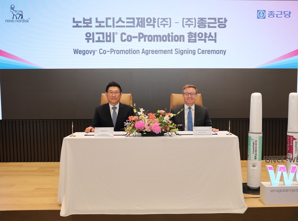 (사진 왼쪽부터) 김영주 바카라 토토 사이트 대표와 캐스퍼 로세유 포울센 한국노보노디스크제약 대표가 서울 충정로 바카라 토토 사이트 본사에서 바카라 토토 사이트 공동 판매 계약을 체결하고 기념 촬영을 하고 있다. (출처 : 바카라 토토 사이트)