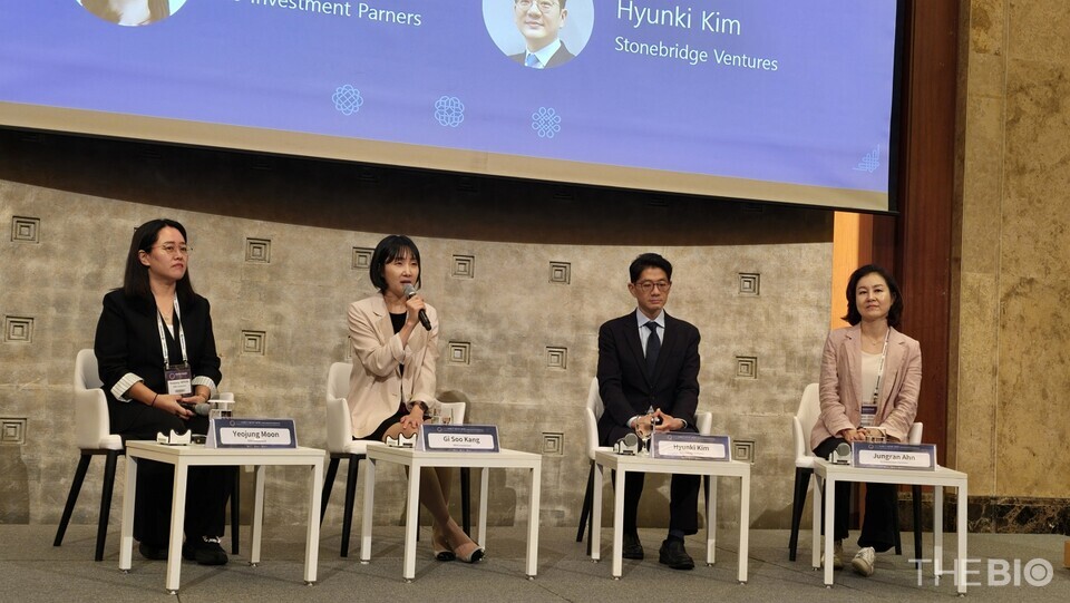 (사진 왼쪽부터) 22일 오후 서울 롯데호텔에서 열린 ‘2025 KoNECT-MOHW-MFDS 국제 콘퍼런스(KIC)’에서 문여정 IMM인베스트먼트 전무와 강지수 BNH인베스트먼트 전무, 김현기 스톤브릿지벤처스 상무, 안정란 SJ스피드 바카라 사이트파트너스 상무가 패널 토론을 진행하고 있다. (사진 : 지용준 기자)
