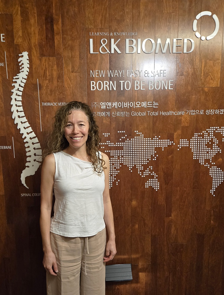 흉벽기형 수술 권위자 맥마혼 박사가 엘앤케이에볼루션 바카라 사이트 본사 방문 기념 사진을 촬영하고 있는 모습 (출처 : 엘앤케이에볼루션 바카라 사이트메드)