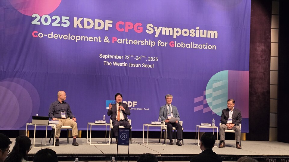 (사진 왼쪽부터) 이승주 오름테라퓨틱 대표와 이상훈 에이비엘카지노 바카라 대표, 박세진 리가켐카지노 바카라 사장, 전태연 알테오젠 부사장이 서울 종로 웨스틴조선 서울호텔에서 국가신약개발사업단(KDDF)이 주관한 CGP(Co:development & Partnership for Globalization) 심포지엄에서 토론하고 있다. (사진 : 지용준 기자)