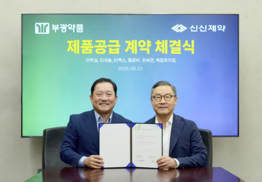 (사진 왼쪽부터) 이제영 강원 랜드 바카라 대표와 이병기 강원 랜드 바카라 대표가 제품 공급 계약을 체결한 뒤 기념 촬영을 하고 있다. (출처 : 강원 랜드 바카라)
