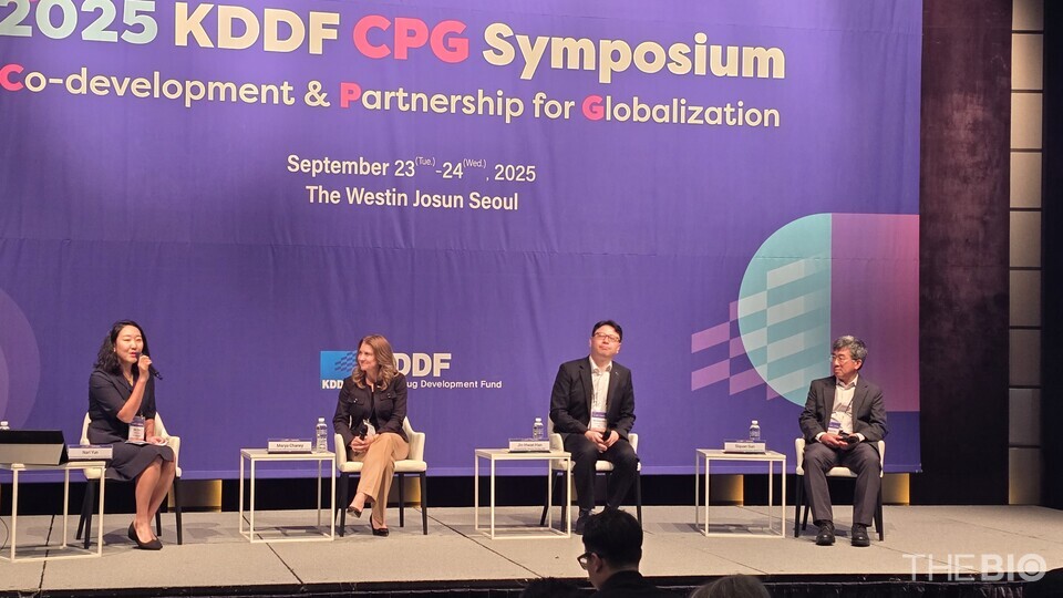 (From the left) Yun Nari, SVP of GI Innovation; Marya Cheney, Oncology Medical Director at 카지노 바카라;  Jin-hwan Han, Discovery Oncology, 카지노 바카라; and Siquan Sun, Scientific Director of the Innate Immunity Discovery Team at Johnson & Johnson (J&J), participating in the session, "From Discovery to Collaboration: How Global Pharma Engages External Innovation." (Photo: Reporter Ji Yong Jun)