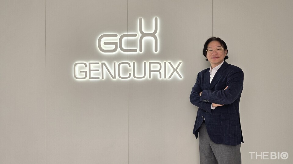 조상래 젠큐릭스 메이저 바카라 사이트가 지난 24일 서울 구로 젠큐릭스 본사에서 와 만나 포즈를 취하고 있다. (사진 : 지용준 기자)